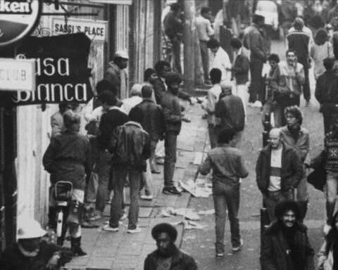 De kop van de Zeedijk en Chinatown waren eind jaren zeventig, begin jaren tachtig het domein van Surinaamse heroïnehandelaren en verslaafden. (foto Hans Peters). Uit: Brigges