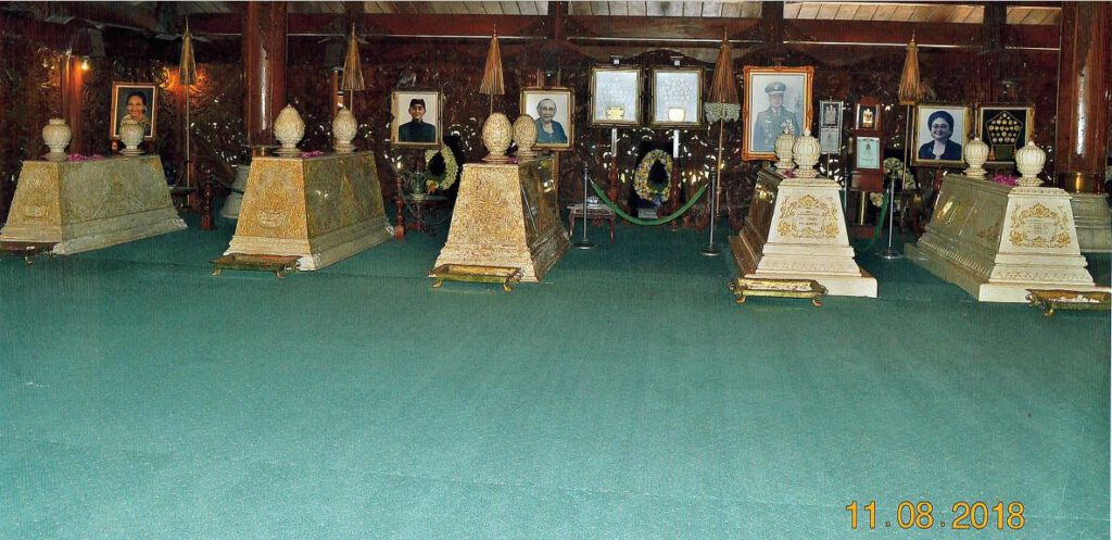 In het mausoleum. Rechts het graf van Ibu Tien, daarnaast dat van Soeharto, dan die van Ibu Tiens ouders en geheel links dat van haar oudste zus. (Foto collectie Ronald Frisart) 