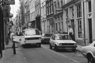 Exterieur politiebureau Warmoesstraat. (CC0 – Hans van Dijk / Anefo– wiki)