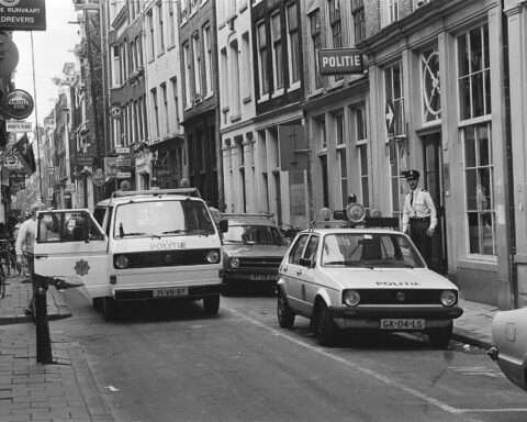 Exterieur politiebureau Warmoesstraat. (CC0 – Hans van Dijk / Anefo– wiki)