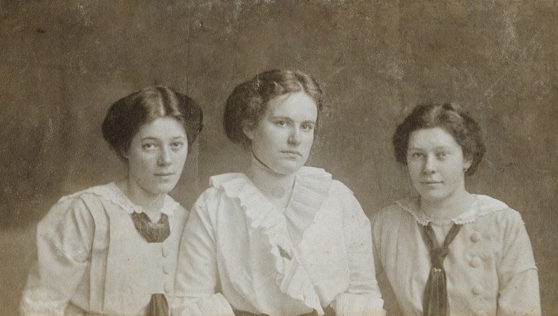 Fernanda (midden) met twee vriendinnen op twintigjarige leeftijd. De foto is kort voor haar huwelijk met Barend ter Haar Romeny gemaakt, december 1913.