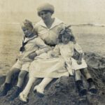 Fernanda met haar kinderen Hensy en Enny in Noordwijk in 1921. Uit: Een onverschrokken leven.