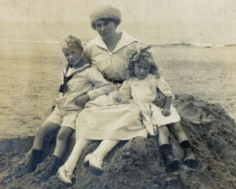 Fernanda met haar kinderen Hensy en Enny in Noordwijk in 1921. Uit: Een onverschrokken leven.