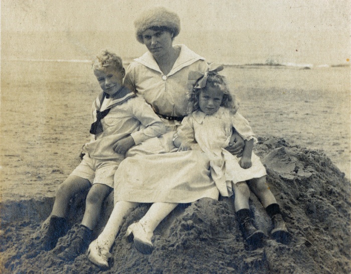 Fernanda met haar kinderen Hensy en Enny in Noordwijk in 1921. Uit: Een onverschrokken leven.