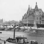 Centraal Station van Amsterdam met op de voorgrond het Open Havenfront, 1897