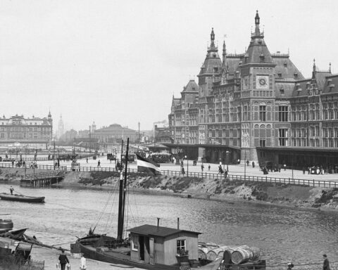 Centraal Station van Amsterdam met op de voorgrond het Open Havenfront, 1897