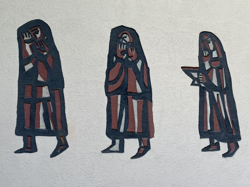 Drie van de vijf meisjes die hun olie verspilden op de muur van de Maria Koninginkerk