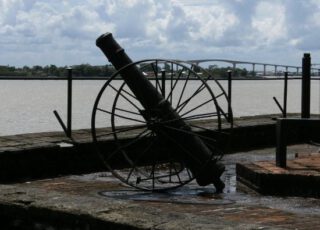 Kanon bij Fort Zeelandia in Suriname