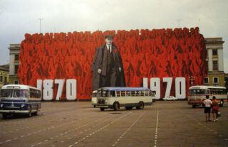 Grote afbeelding van Lenin in toenmalig Leningrad (Sint-Petersburg), 1970