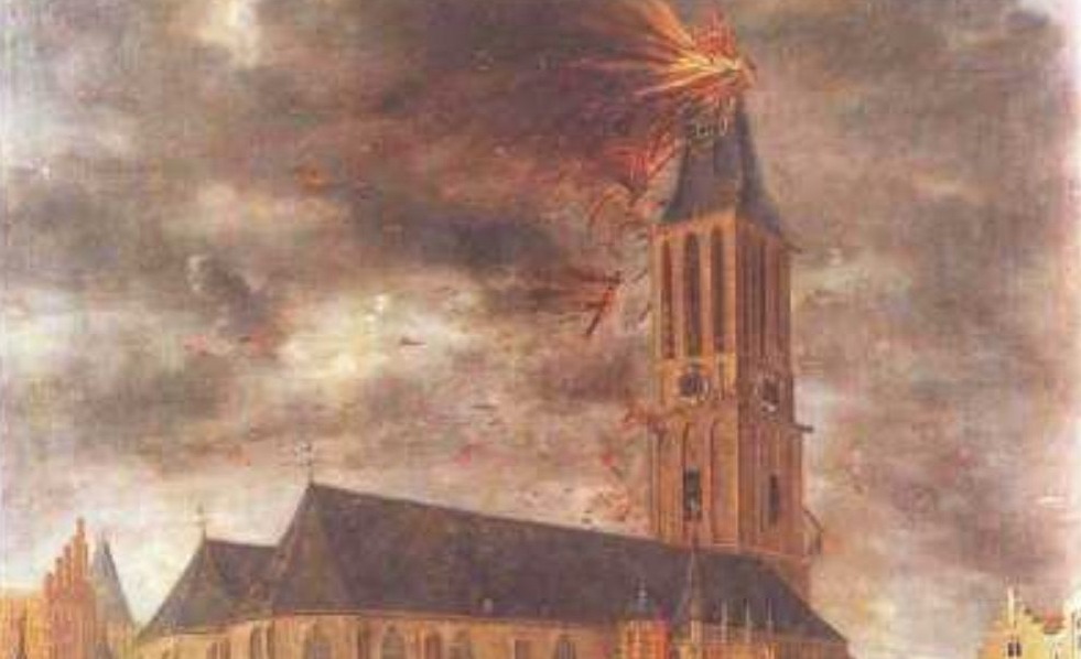Brand in de toren van de Sint-Michaelskerk