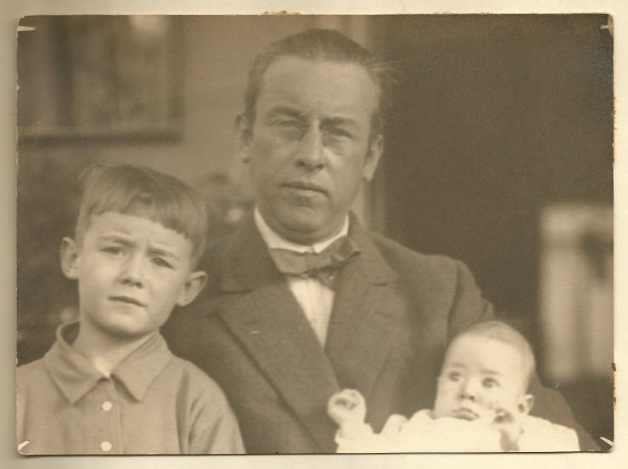 Burgemeester De Beyer met twee van zijn kinderen – Archief De Beyer