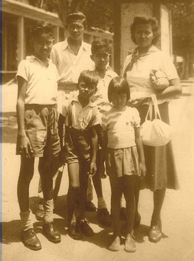 De familie Valentijn in Port Said. Deze familie voer mee met de D.M.S. "Sibajak" van de N.V. Rotterdamsche Lloyd, van 12 juli 1951 tot 7 augustus 1951. Collectie Erik Valentijn (via KB)