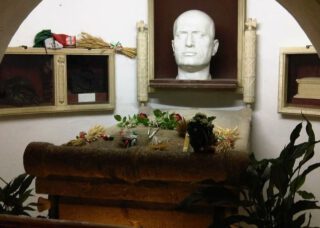 Het familiegraf van Mussolini in Predappio