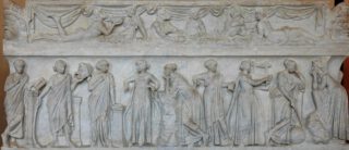 De negen muzen – Clio, Thaleia, Erato, Euterpe, Polyhymnia, Calliope, Terpsichore, Urania en Melpomene – op een Romeinse sarcofaag uit de 2e eeuw.