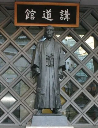 Standbeeld van Kano voor het Kodokan Instituut in Tokyo