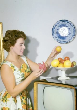 Televisie was in de jaren vijftig de aangename huisgenoot die ook nog mooi toonde in de huiskamer. Zo vond ook ncrv-omroepster Ansje van Brandenberg in 1957. Uit: De televisie