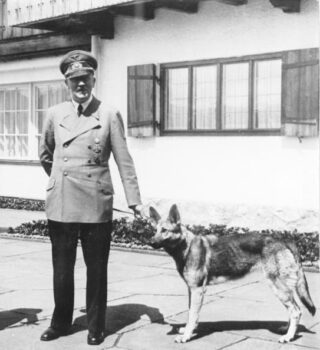 Adolf Hitler met zijn hond Blondi bij de Berghof 