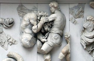 Beeld waarop vermoedelijk Aether te zien is, in gevecht met een gigant met een leeuwenkop - Pergamon Museum in Berlijn