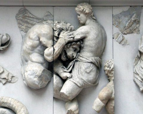 Beeld waarop vermoedelijk Aether te zien is, in gevecht met een gigant met een leeuwenkop - Pergamon Museum in Berlijn