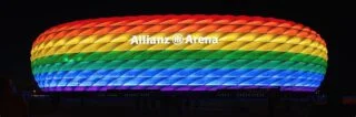 De Allianz Arena in regenboogkleuren