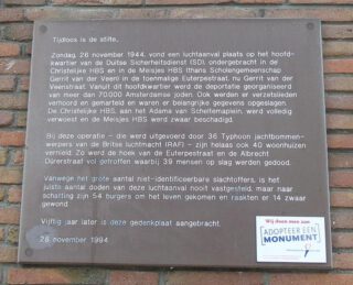 Gedenkplaat aan de Euterpestraat ter herinnering aan het bombardement 