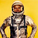 Gordon Cooper poseert in zijn ruimtepak