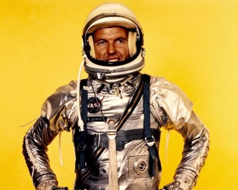 Gordon Cooper poseert in zijn ruimtepak