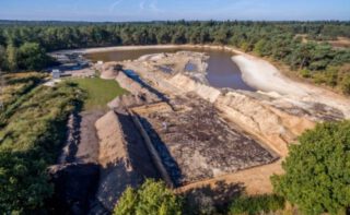 De opgraving (vooraan) in 2016 bij het Vogelwater op het landgoed den Treek-Henschoten - Foto: RCE