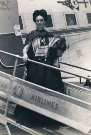 Fotograaf onbekend, Frida bij aankomst in New York, 1938, foto, 16,8 x 11,2 cm, Museo Dolores Olmedo, Xochimilco, Mexico / © Archive of the Dolores Olmedo Muse