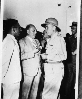 Voorzitter van de Commissie-Generaal Schermerhorn (midden) in gesprek met luitenant-gouverneur-generaal Van Mook (rechts) in Batavia. Het is 27 september 1946. 