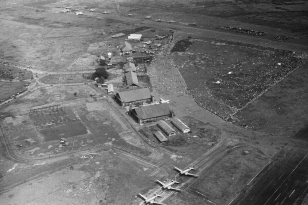 Vliegveld Kemajoran bij Batavia/Jakarta in maart 1947. Op het voormalige vliegveldterrein is alweer jaren geleden een woonwijk verrezen. 