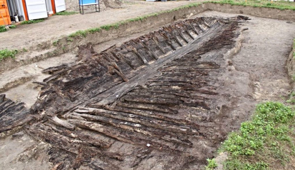 Wrak OR-49 ten tijde van de opgraving in 2015. Het voorschip bevindt zich op de voorgrond 