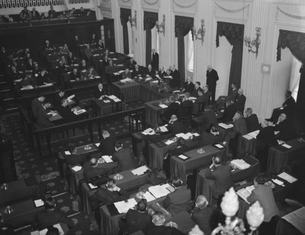 Het is 10 december 1946, De Tweede Kamer bespreekt het akkoord van Linggajati met het kabinet en de Commissie-Generaal. Aan het woord is  minister Jonkman (PvdA, overzeese gebiedsdelen). 
