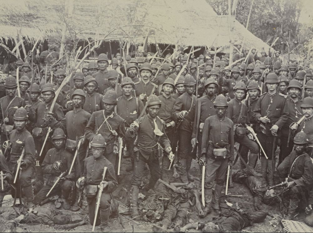 Op 6 augustus 1897 poseren manschappen van het Korps Marechaussee, vermoedelijk in het net veroverde Kota Soekoen in Atjeh, waar het als sinds 1873 oorlog was.