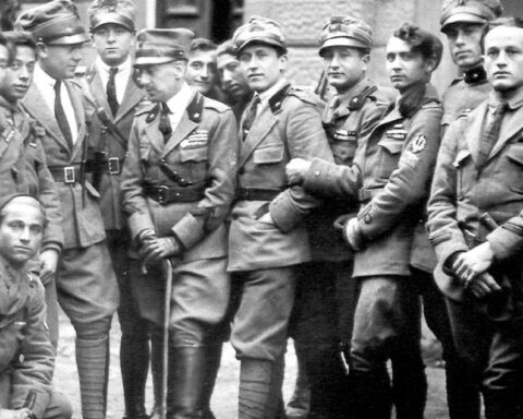 D'Annunzio (in het midden met wandelstok) met enkele legionairs in Fiume in 1919