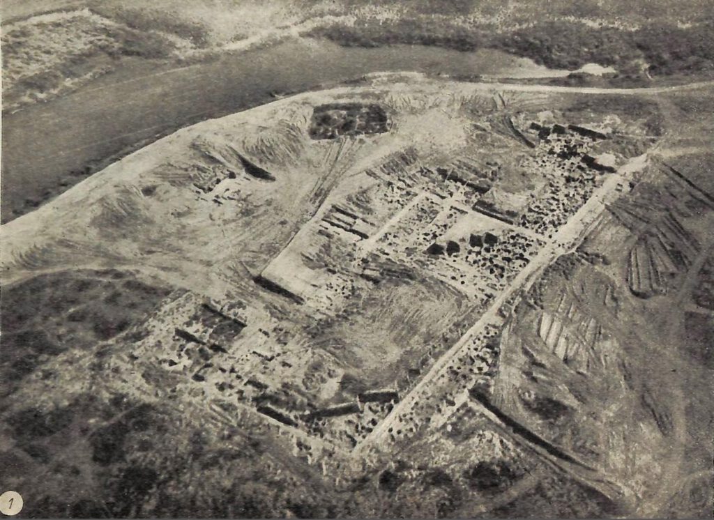 Archeologische luchtfoto uit van de site van de Chazaarse versterking Sarkel aan de Don, uit Acta Archaeologica Academiae Scientiarum Hungaricae, 7, 1956.
