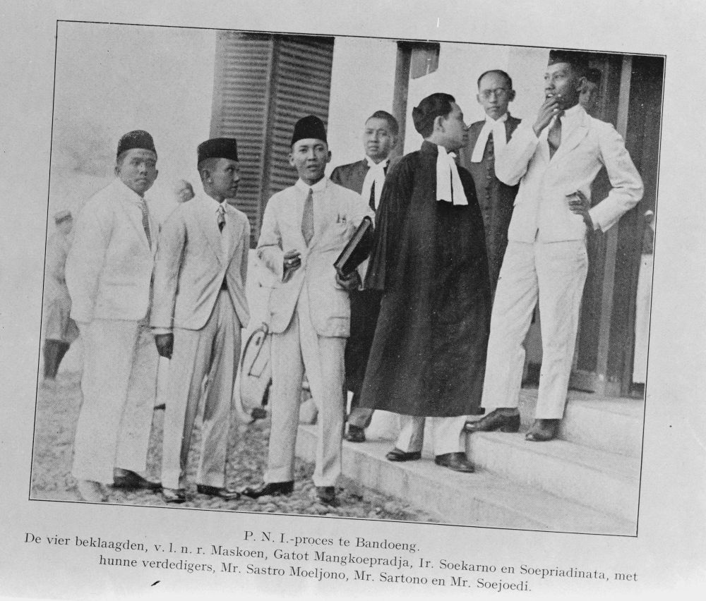 De nationalistische voorman Soekarno (midden, map onder de arm) bij de rechtbank in Bandoeng waar hij zich in 1930 moest verantwoorden. Zijn beroemd geworden pleitrede noemde hij ‘Indonesia menggugat’ (Indonesië klaagt aan). 