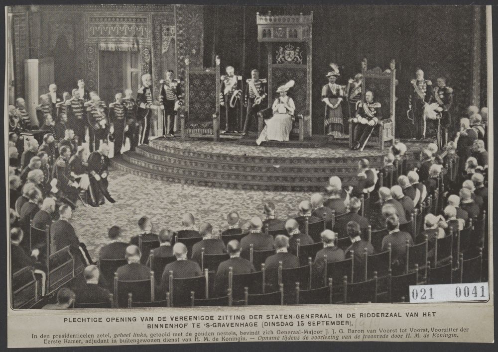 Koningin Wilhelmina leest de troonrede van 1914 voor. Vanaf dezelfde plek kondigde ze in 1901 de ethische politiek voor Indië aan en in 1913 besteedde ze daaraan opnieuw aandacht in de troonrede. (Foto Nationaal Archief/publiek domein)