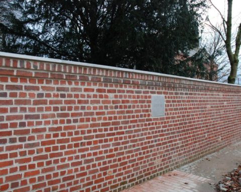 Muur van de pastorij te Vinkt, België waartegen een aantal burgers werden gefusilleerd in mei 1940