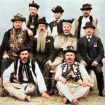 De variëteit aan volkeren in multicultureel Oostenrijk-Hongarije, in 1902 uitgebeeld aan de hand van de negen gemeenschappen in Boekovina, een regio die nu verdeeld wordt tussen Oekraïne en Roemenië. Trots poseren hier vertegenwoordigers van de Hutsulen, Hongaren, Romanen, Lipovanen, Joden, Polen, Zwaben, Roemenen en Rusynen.