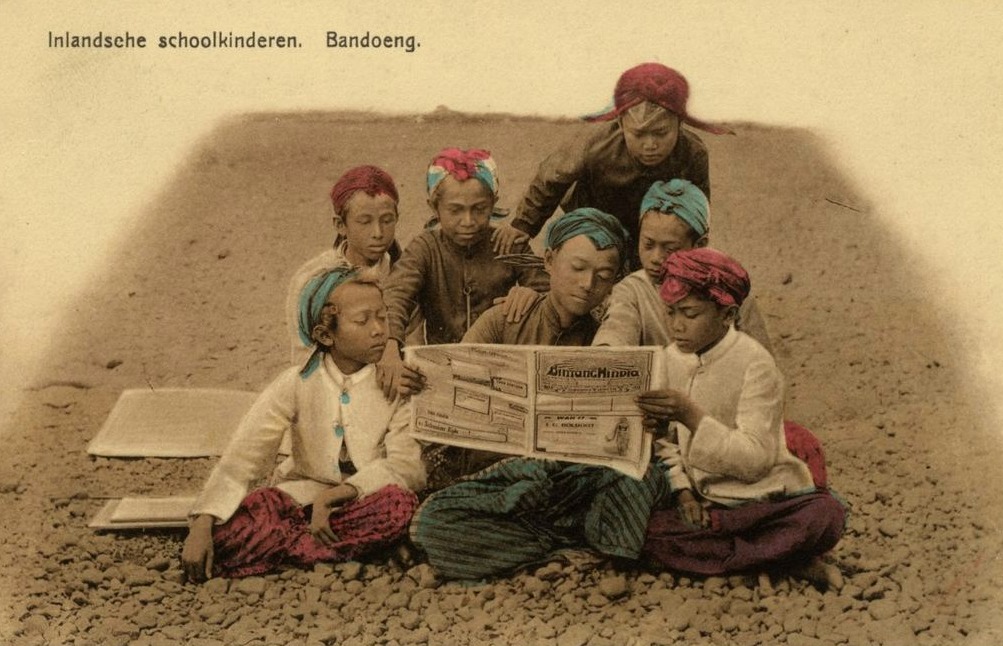 Kinderen te Bandoeng lezen het weekblad Bintang Hindia