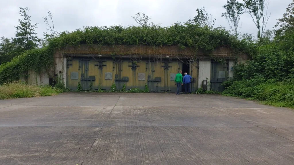 Presentator Ruurd Kok en oud-bewapeningsmonteur Hans Koenen bij een van de munitiebunkers.