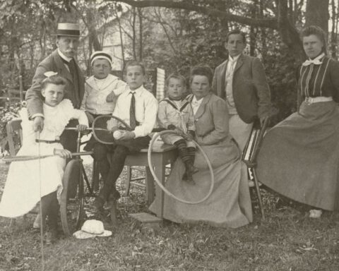 Familiefoto van de Kesslers in de tuin, genomen door August met zelfontspanner, ca. 1897.