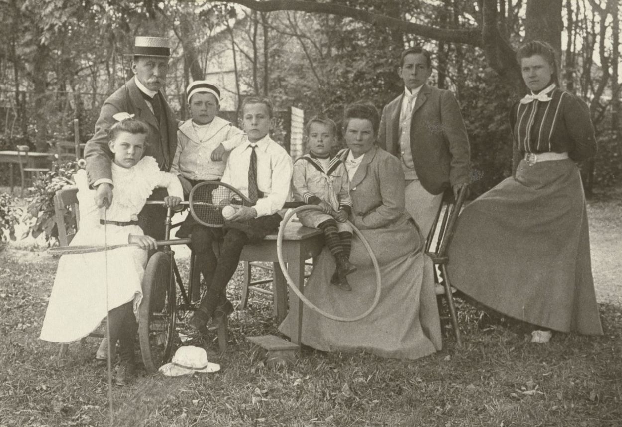 Familiefoto van de Kesslers in de tuin, genomen door August met zelfontspanner, ca. 1897.
