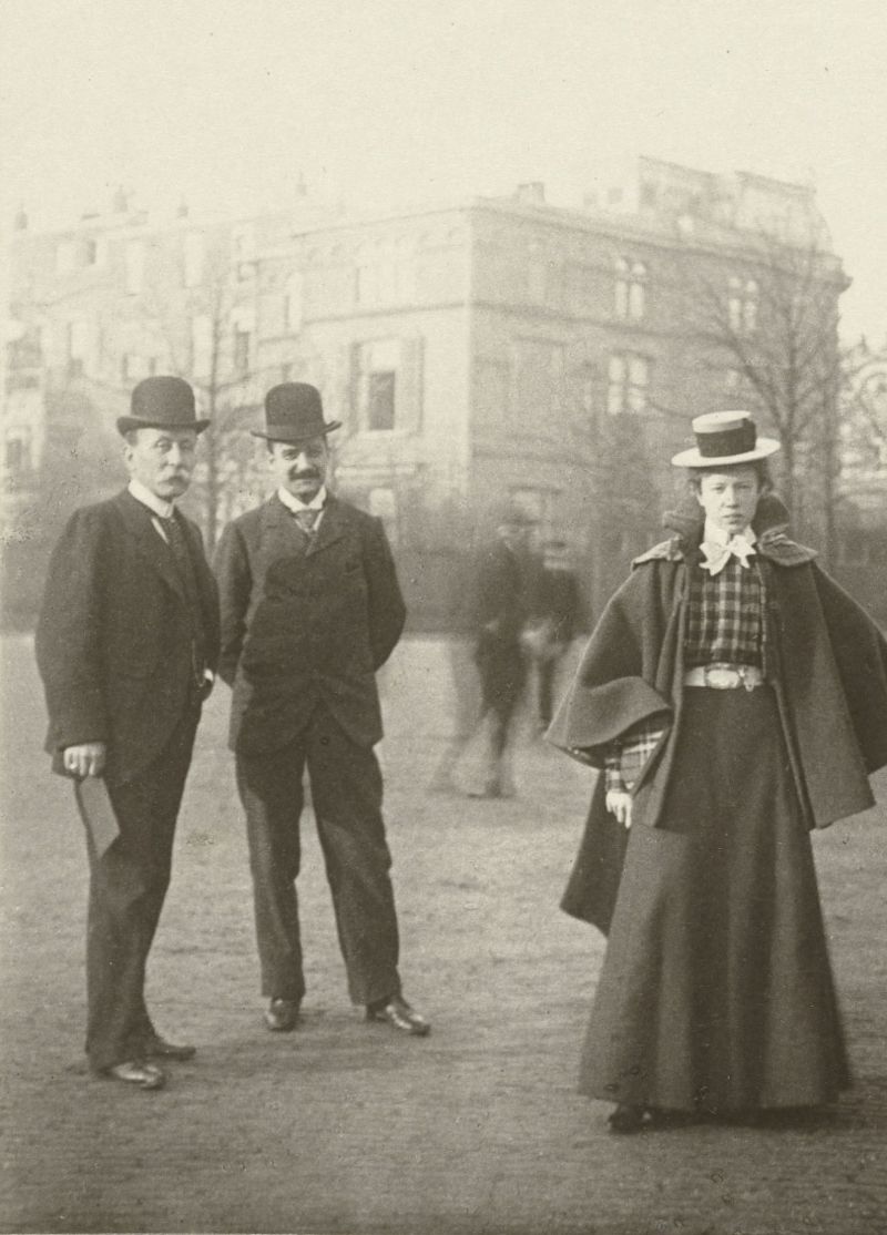 August Kessler gefotografeerd met Henri Deterding en An Kessler. 