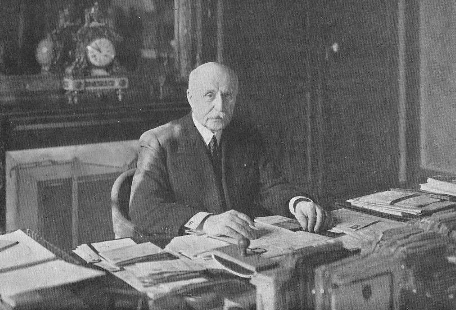 Philippe Pétain achter zijn bureau in Vichy, mei 1940