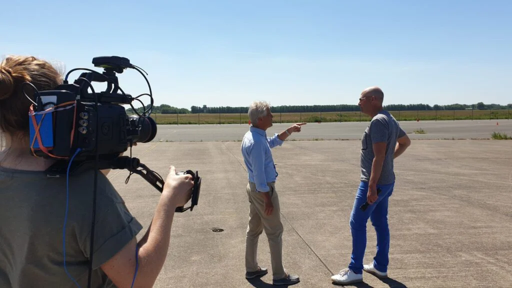 Presentator Ruurd Kok in gesprek met Erik Kopp, de laatste commandant van Marinevliegkamp Valkenburg.