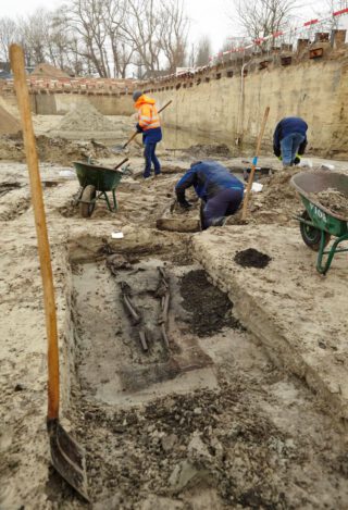 De bouwput in Koksijde tijdens de opgravingen