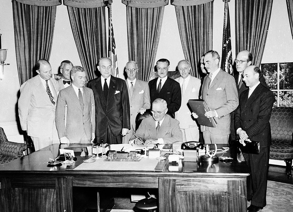 De Amerikaanse president Harry Truman ondertekent het NAVO-verdrag, 24 augustus 1949