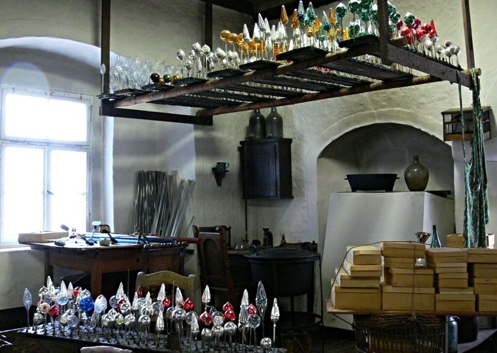 Woon- en werkkamer van een familie van glasblazers, Lauscha, rond 1930. Museum voor Thüringer Folklore, Erfurt 